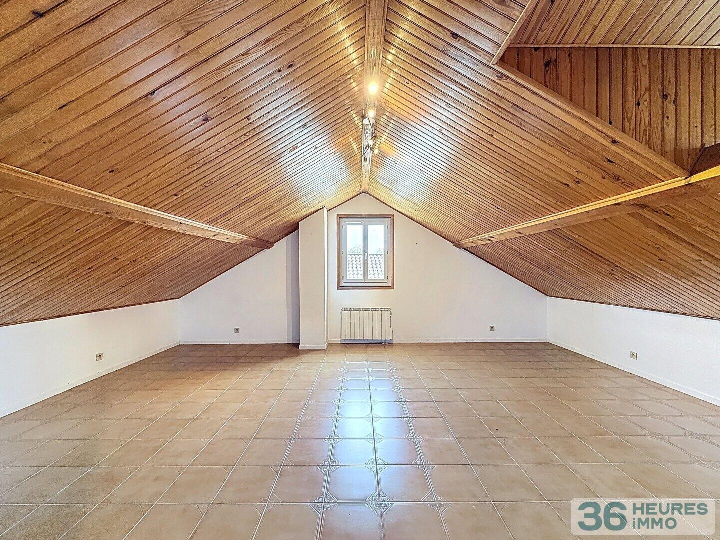Maison familiale avec piscine et grands volumes à Leyrieu