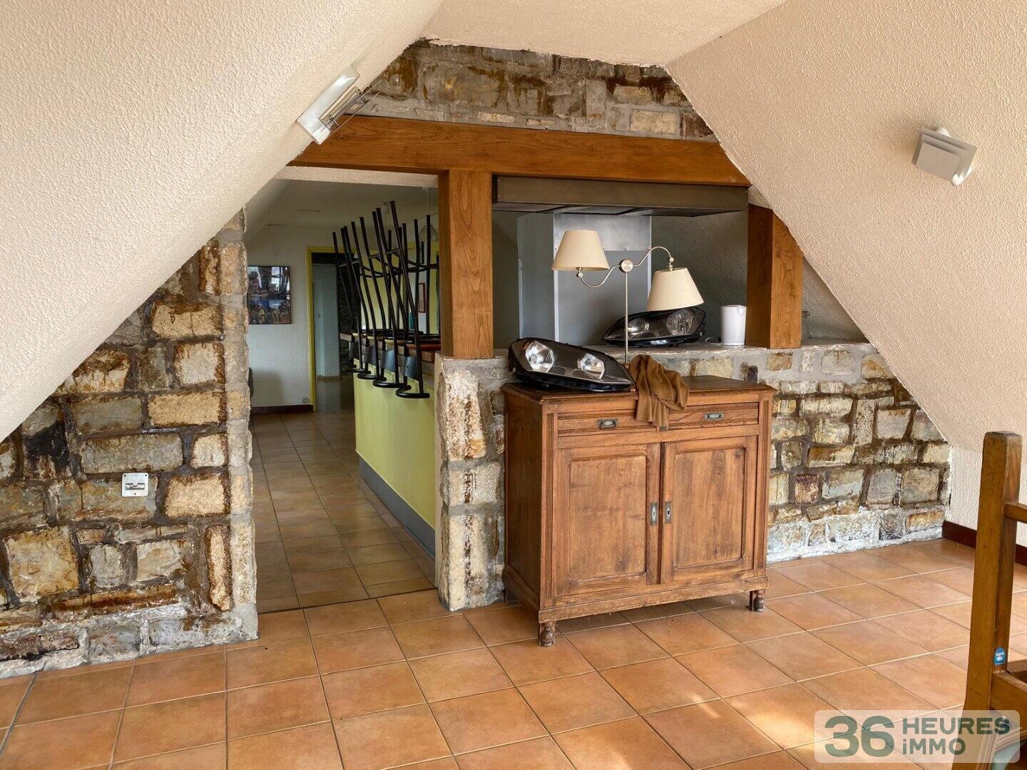 maison avec murs commerciaux 