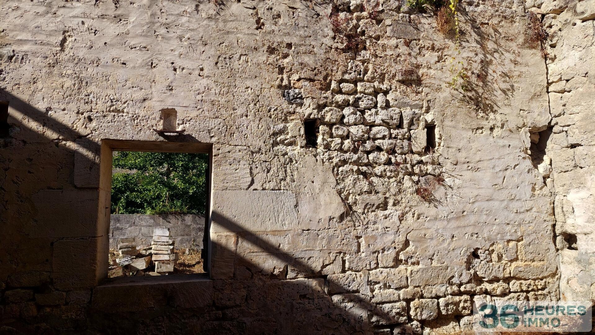 MAISON VILLAGEOISE A RESTAURER EN BORD DE CHARENTE