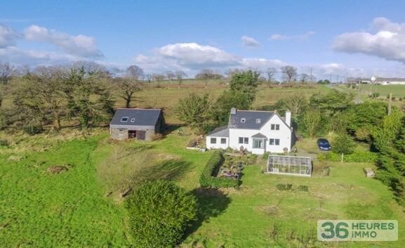 Maison lumineuse avec vue dégagée et hectare de terrain - proche Maël-Carhaix