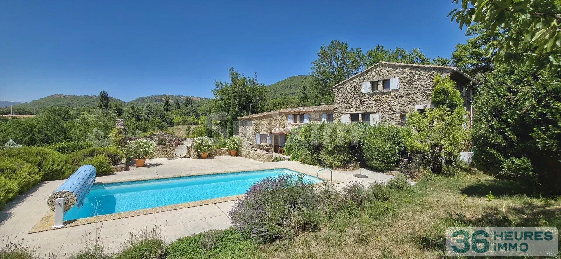 Joli mas en pierre avec une vue panoramique