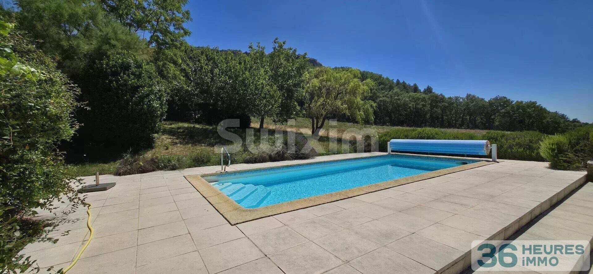 Joli mas en pierre avec une vue panoramique