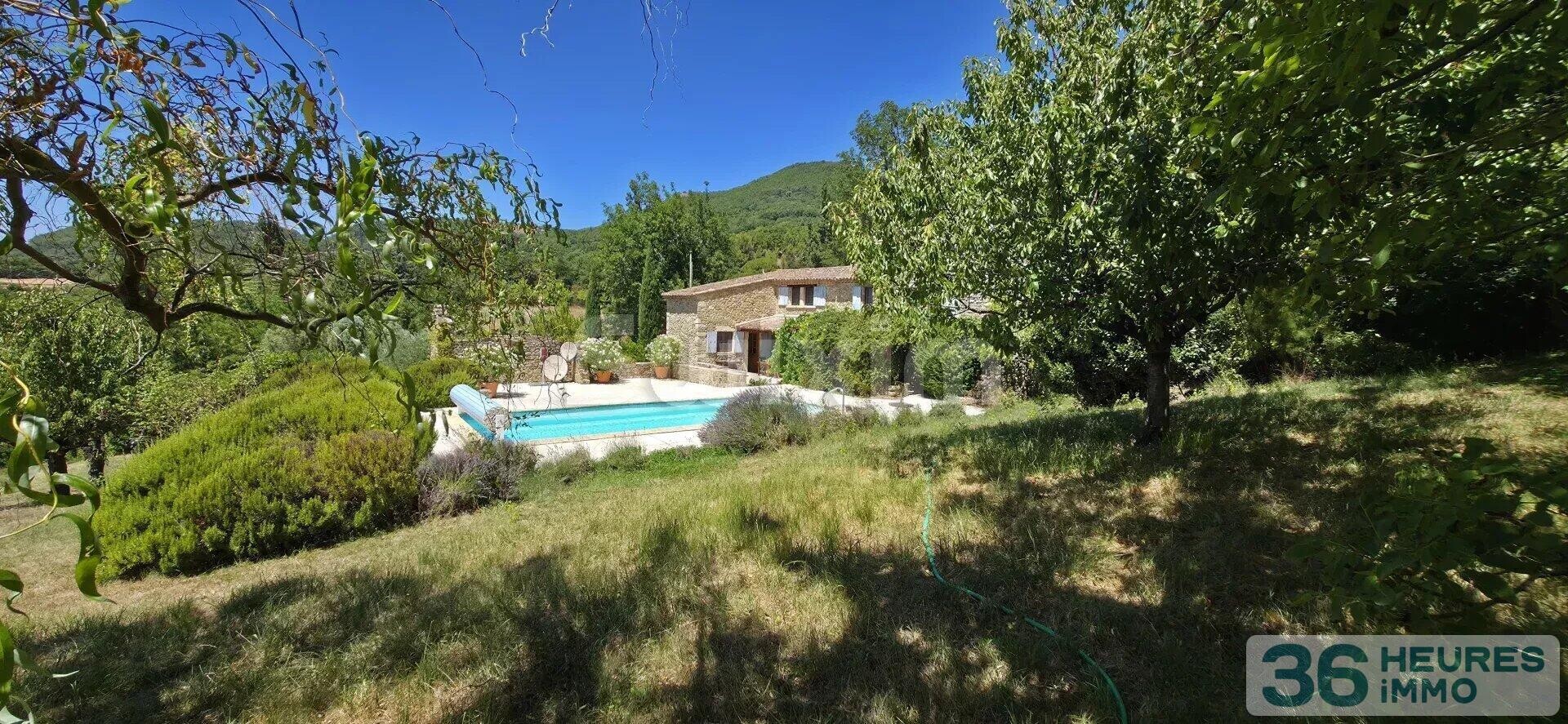 Joli mas en pierre avec une vue panoramique