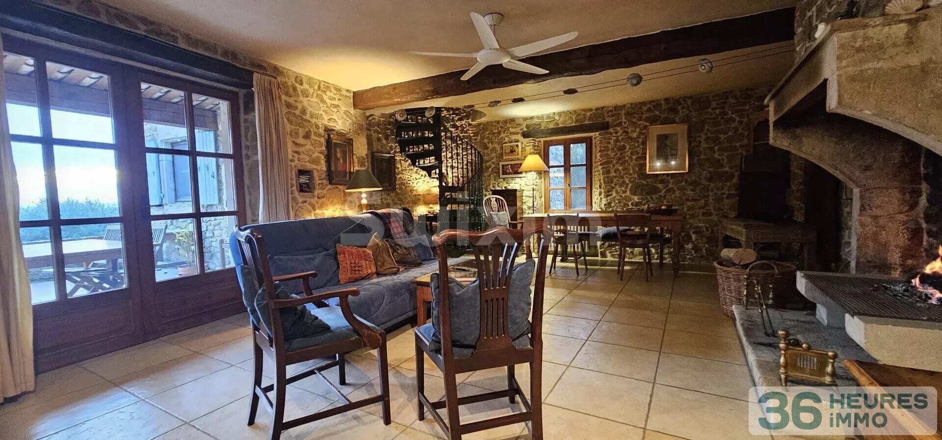 Joli mas en pierre avec une vue panoramique