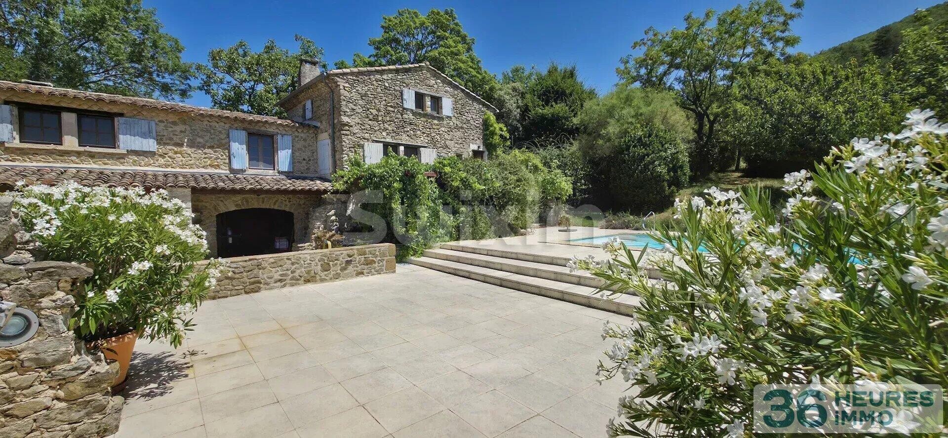 Joli mas en pierre avec une vue panoramique