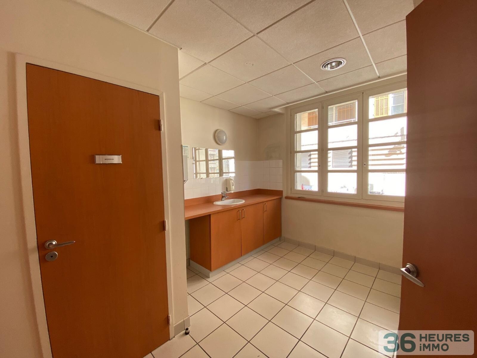 Locaux commerciaux avenue du XVème Corps - Pont du Las