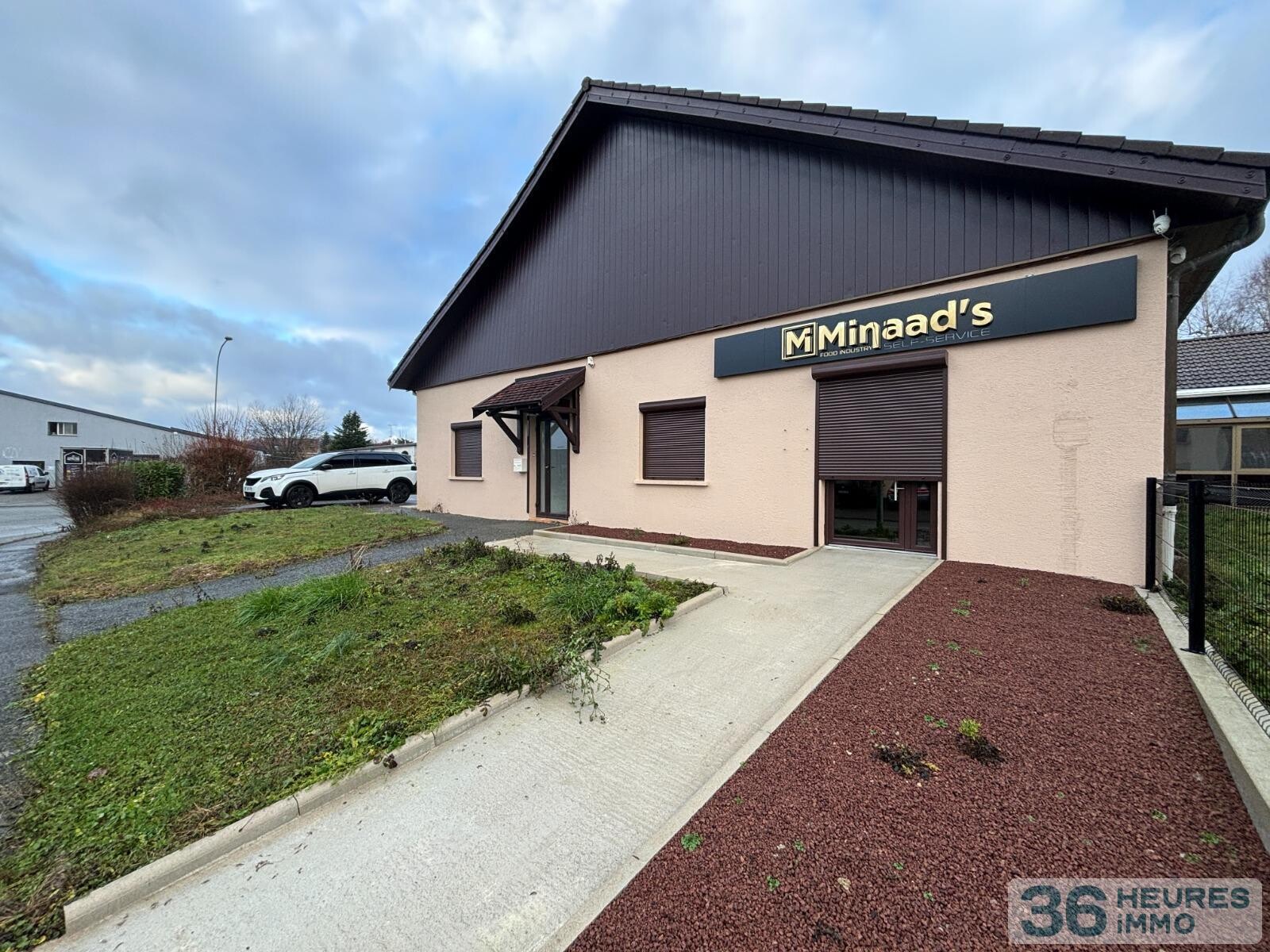 Local professionnel d'environ 410 m² (équipé en alimentaire-froid pour commerce de détail, produits spécialisés et service traiteur)