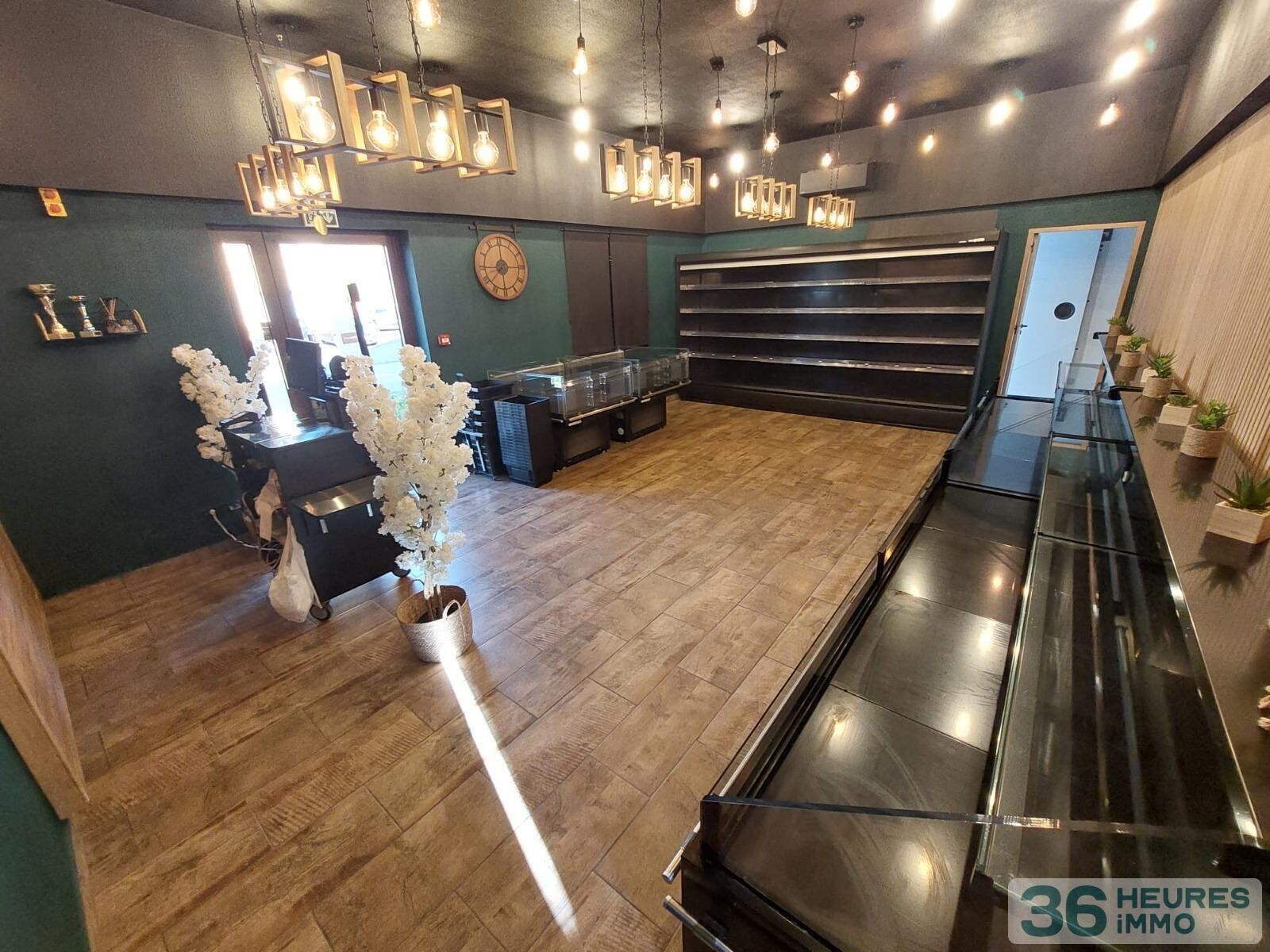 Local professionnel d'environ 410 m² (équipé en alimentaire-froid pour commerce de détail, produits spécialisés et service traiteur)