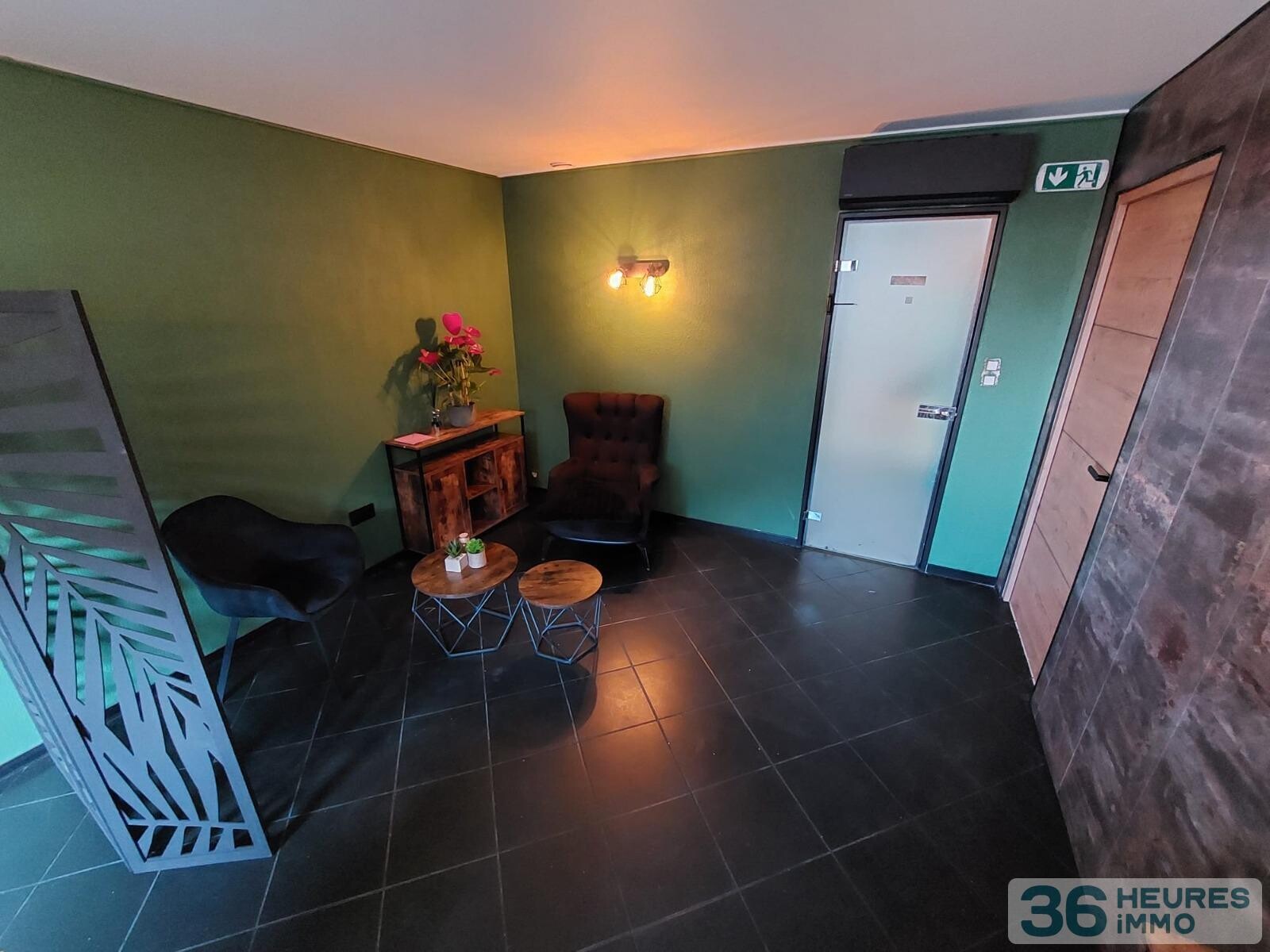 Local professionnel d'environ 410 m² (équipé en alimentaire-froid pour commerce de détail, produits spécialisés et service traiteur)