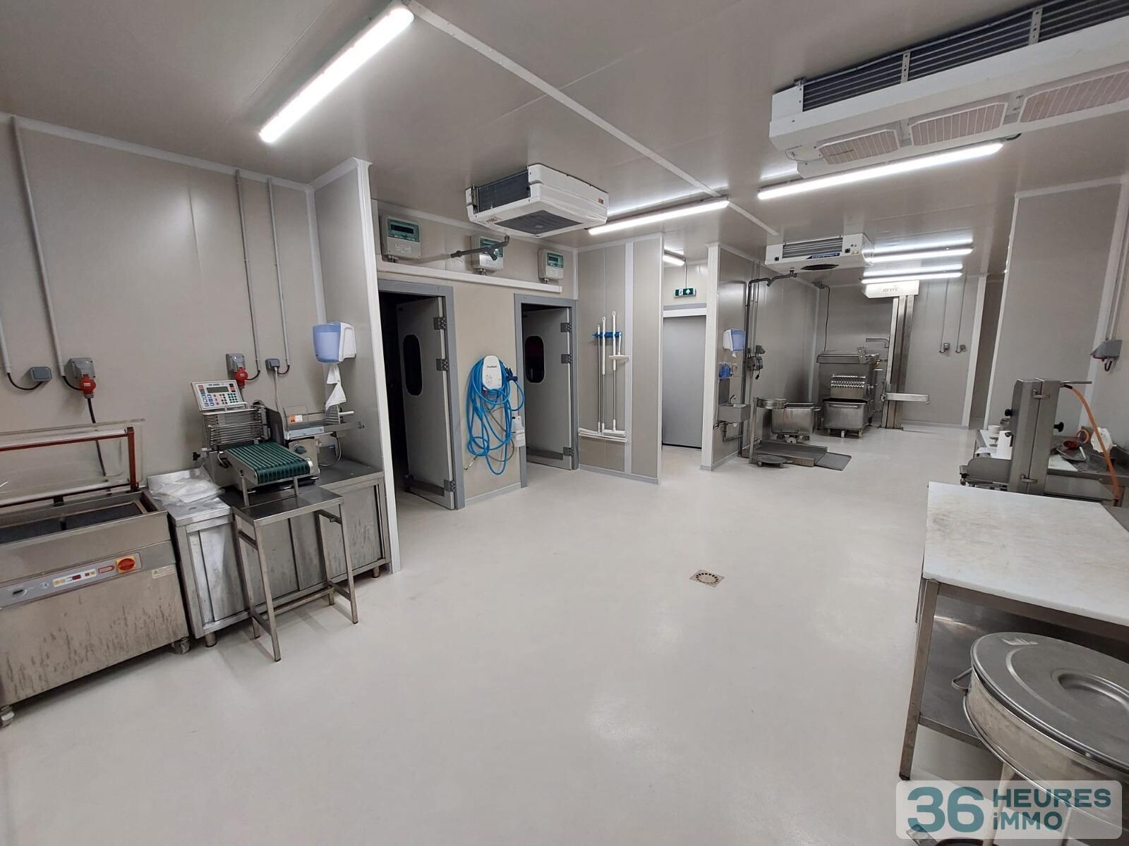 Local professionnel d'environ 410 m² (équipé en alimentaire-froid pour commerce de détail, produits spécialisés et service traiteur)