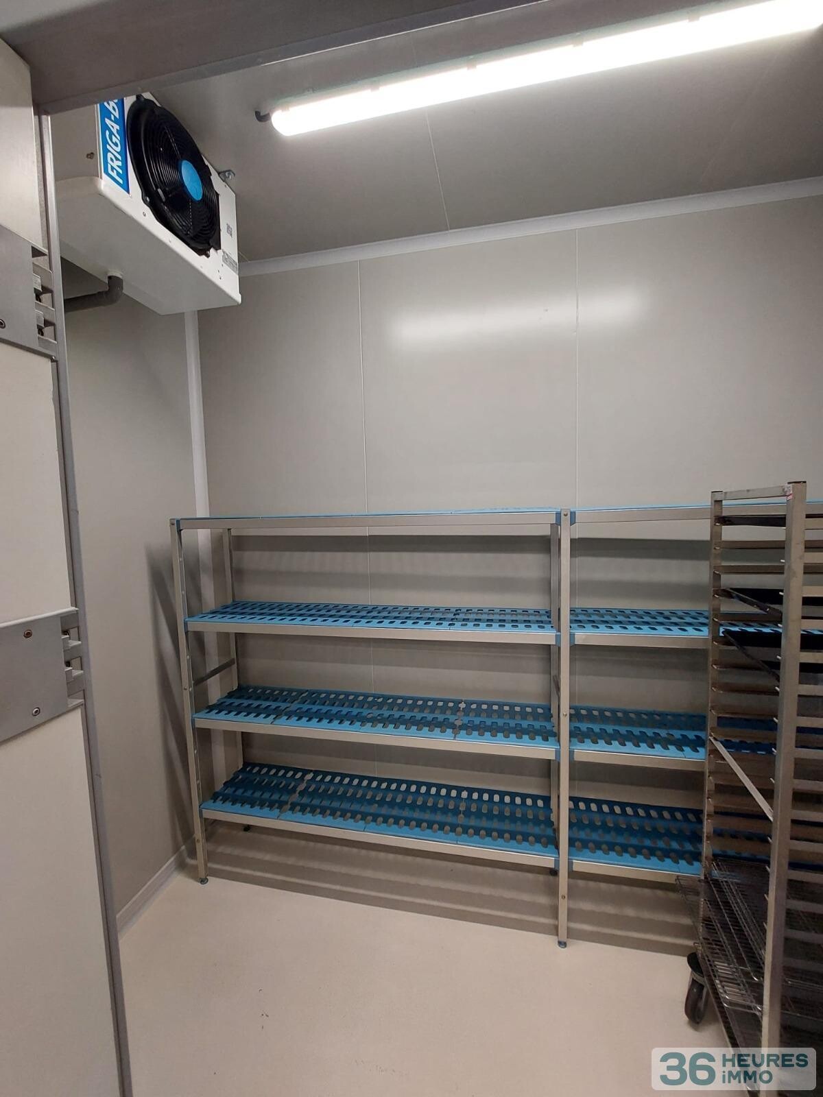 Local professionnel d'environ 410 m² (équipé en alimentaire-froid pour commerce de détail, produits spécialisés et service traiteur)