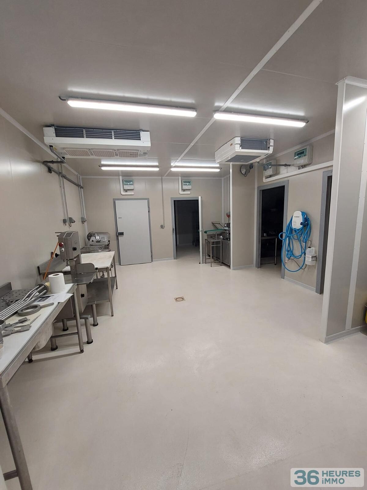 Local professionnel d'environ 410 m² (équipé en alimentaire-froid pour commerce de détail, produits spécialisés et service traiteur)