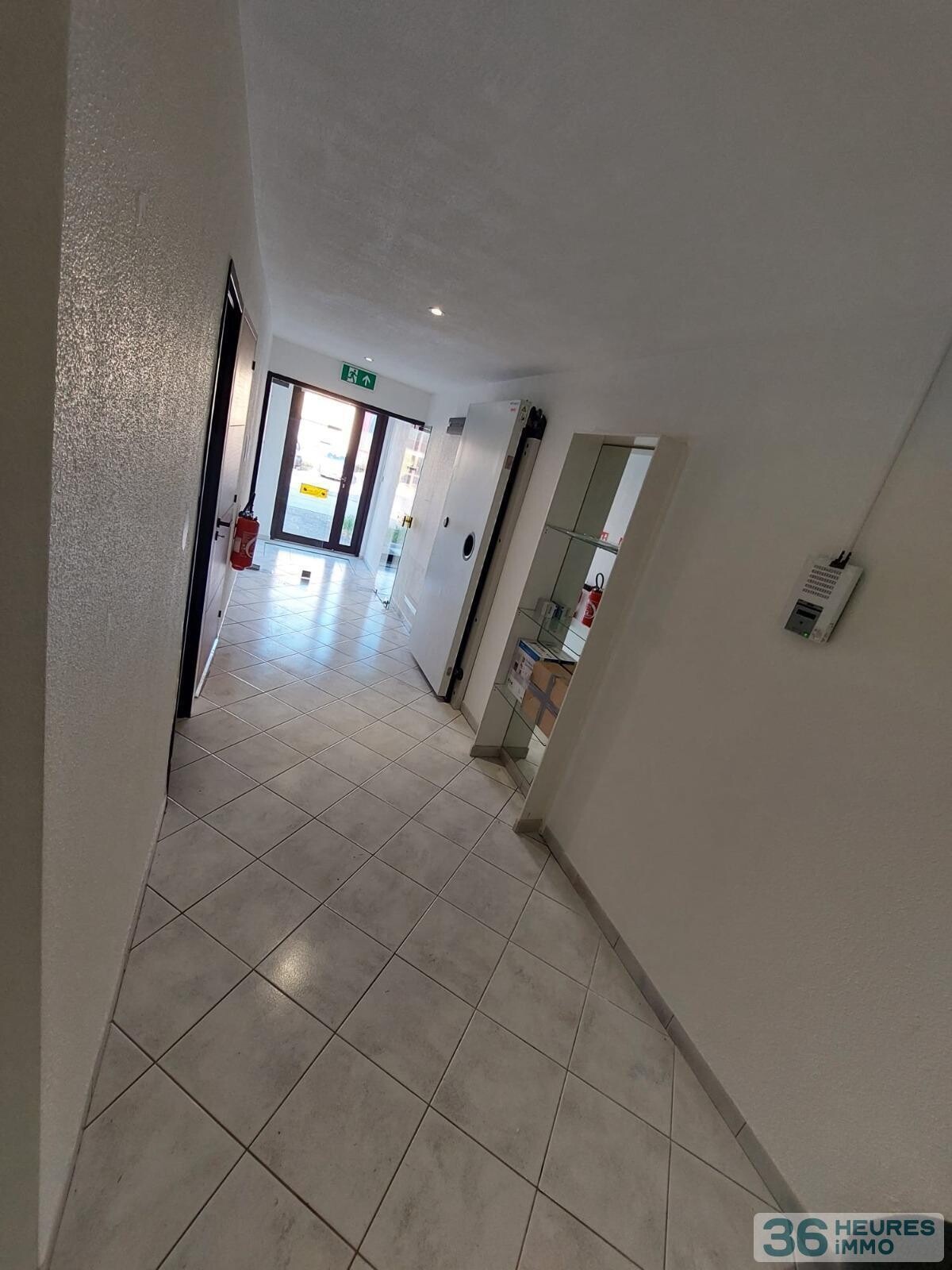 Local professionnel d'environ 410 m² (équipé en alimentaire-froid pour commerce de détail, produits spécialisés et service traiteur)