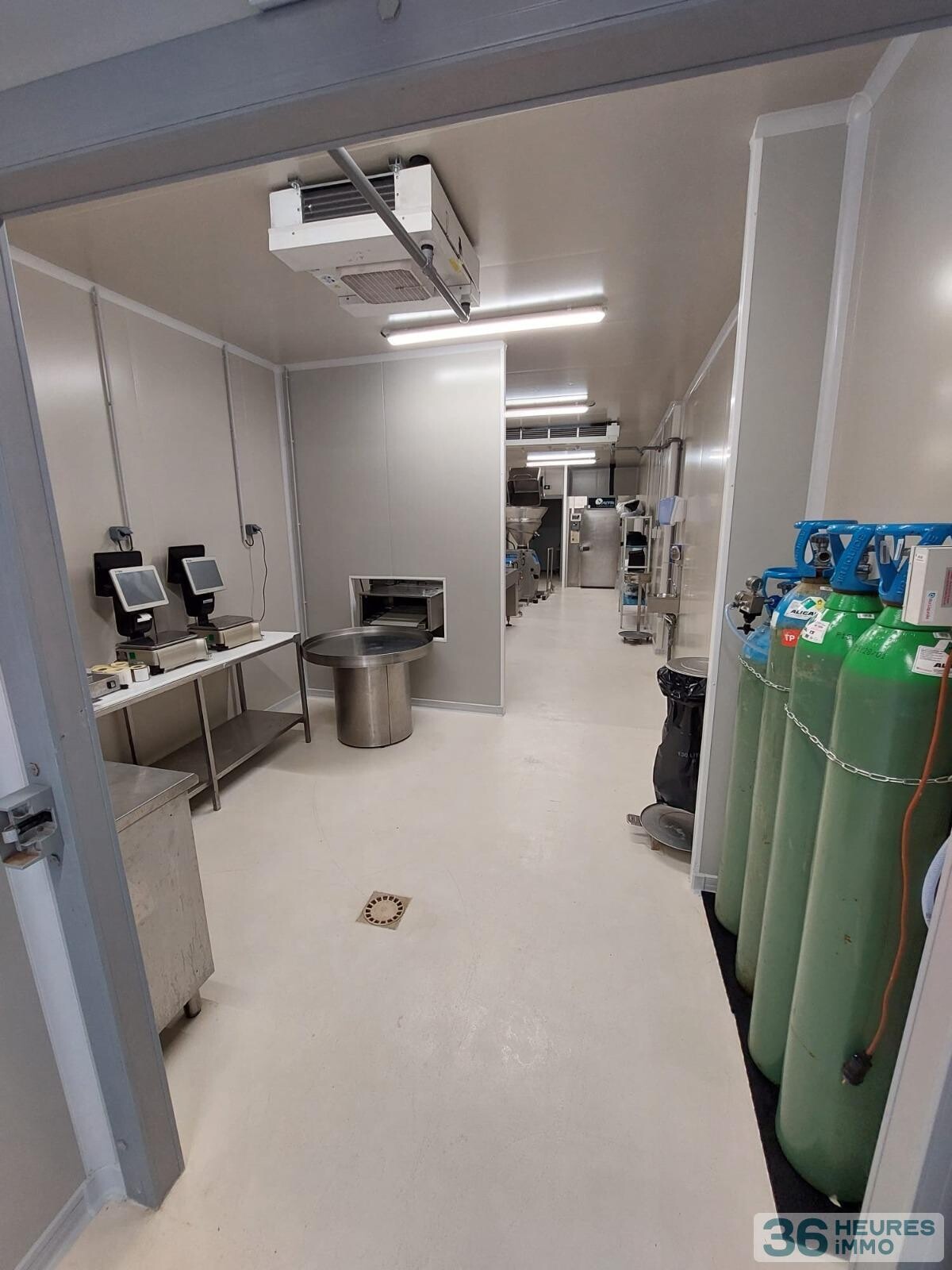 Local professionnel d'environ 410 m² (équipé en alimentaire-froid pour commerce de détail, produits spécialisés et service traiteur)