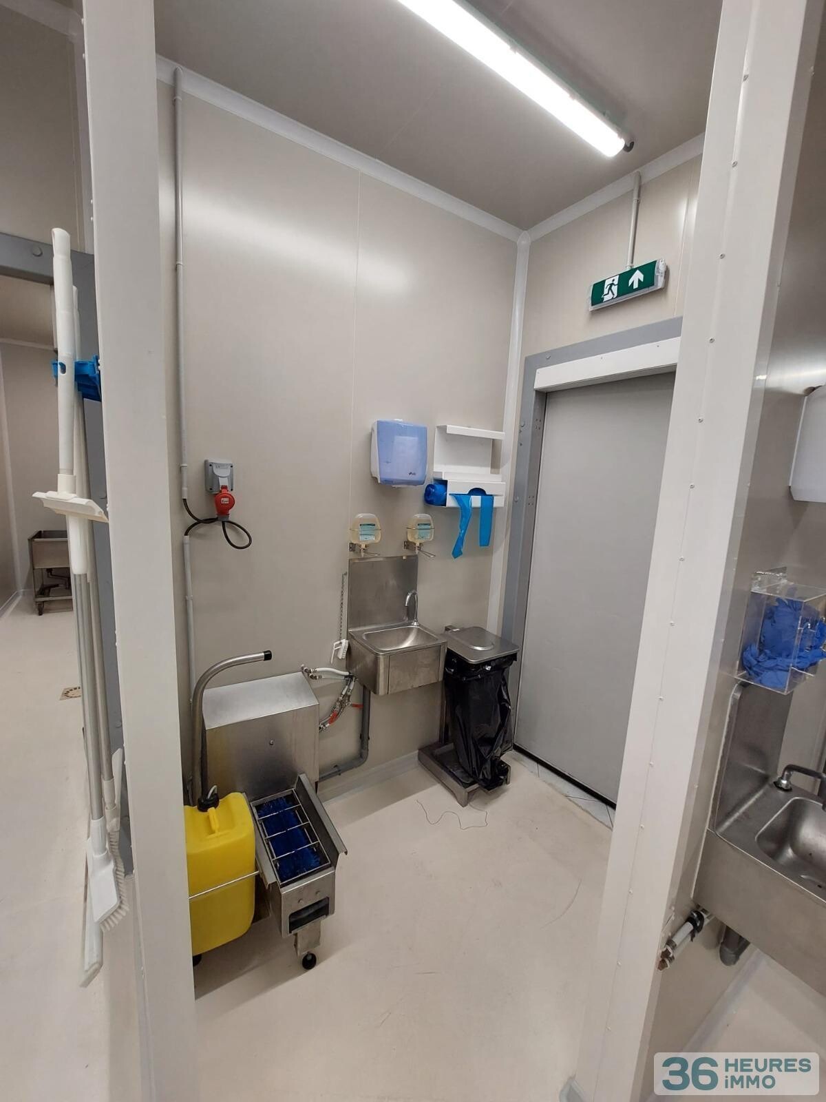 Local professionnel d'environ 410 m² (équipé en alimentaire-froid pour commerce de détail, produits spécialisés et service traiteur)