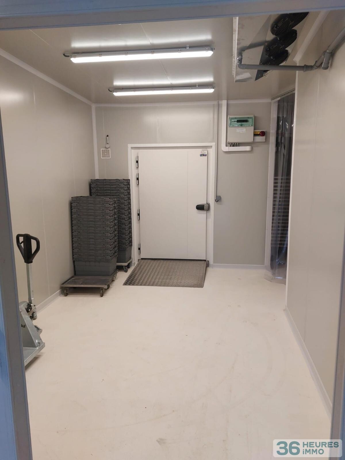 Local professionnel d'environ 410 m² (équipé en alimentaire-froid pour commerce de détail, produits spécialisés et service traiteur)