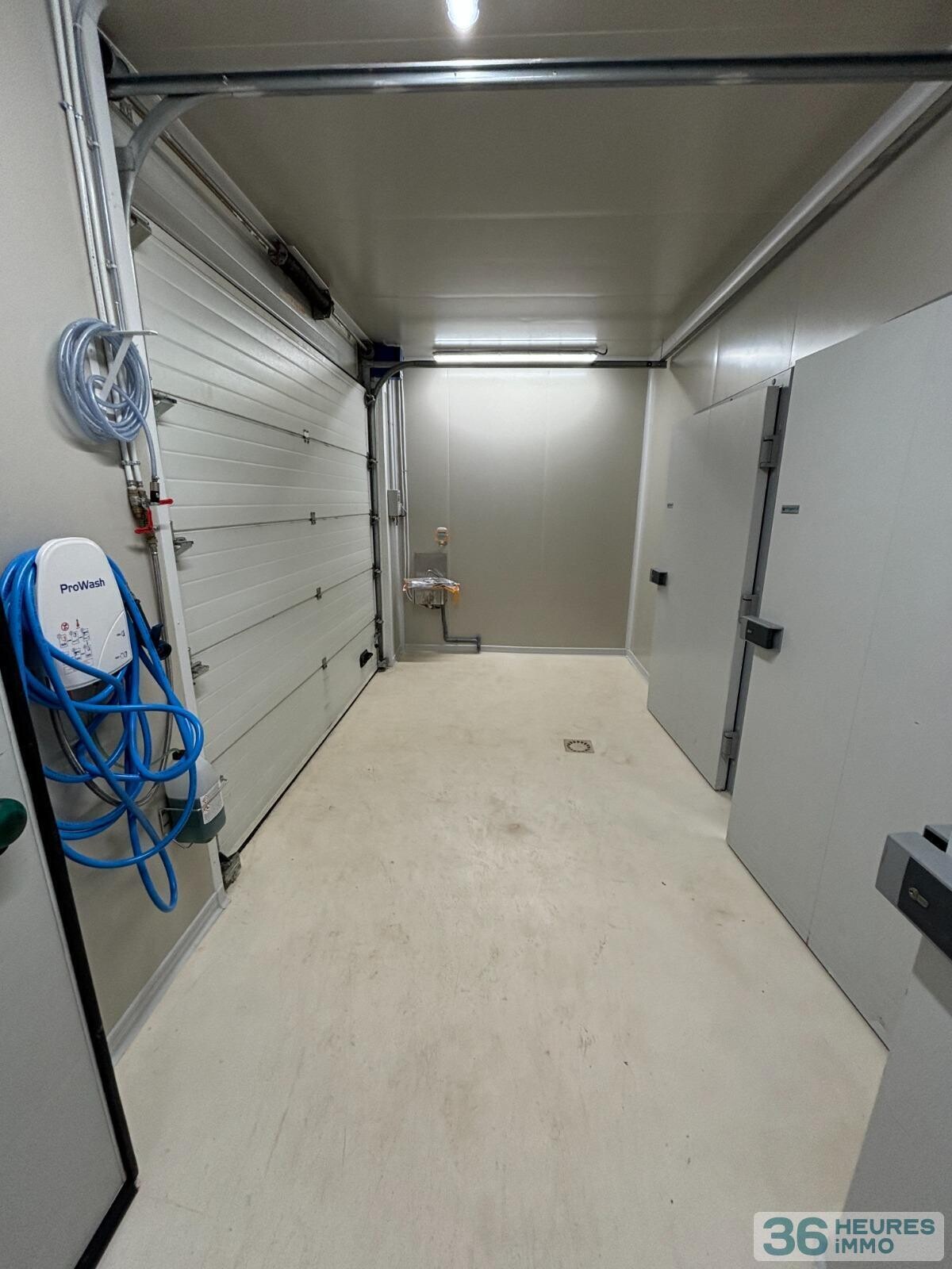 Local professionnel d'environ 410 m² (équipé en alimentaire-froid pour commerce de détail, produits spécialisés et service traiteur)