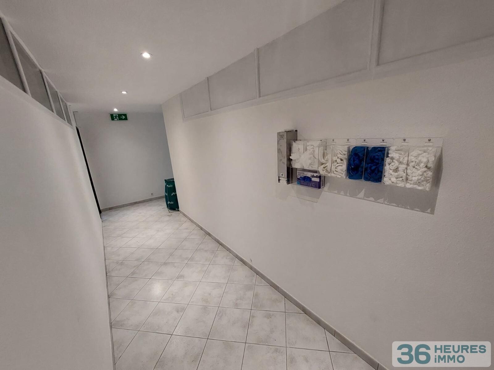 Local professionnel d'environ 410 m² (équipé en alimentaire-froid pour commerce de détail, produits spécialisés et service traiteur)