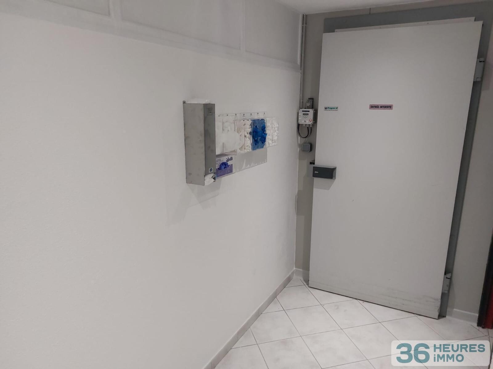 Local professionnel d'environ 410 m² (équipé en alimentaire-froid pour commerce de détail, produits spécialisés et service traiteur)