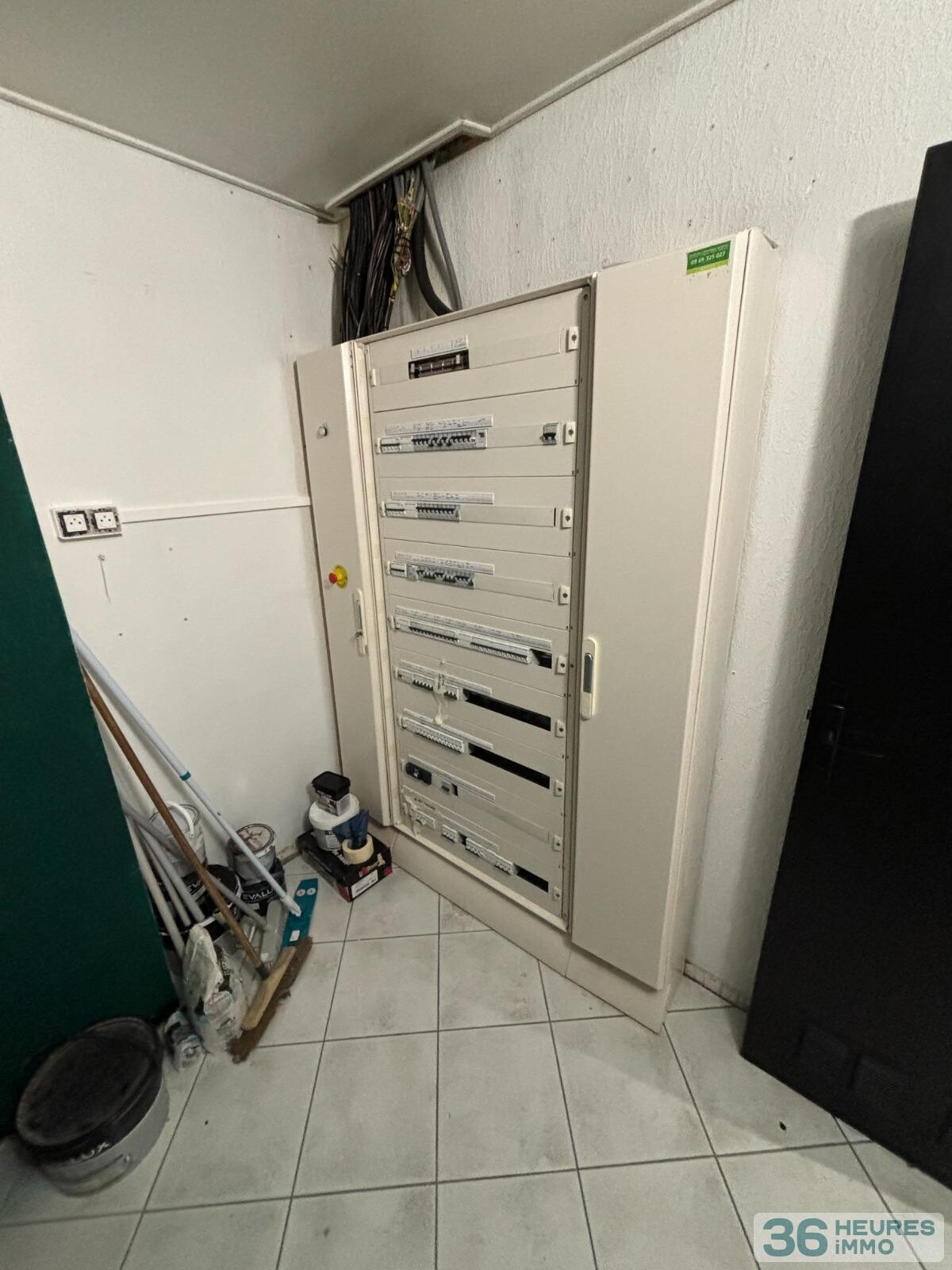 Local professionnel d'environ 410 m² (équipé en alimentaire-froid pour commerce de détail, produits spécialisés et service traiteur)