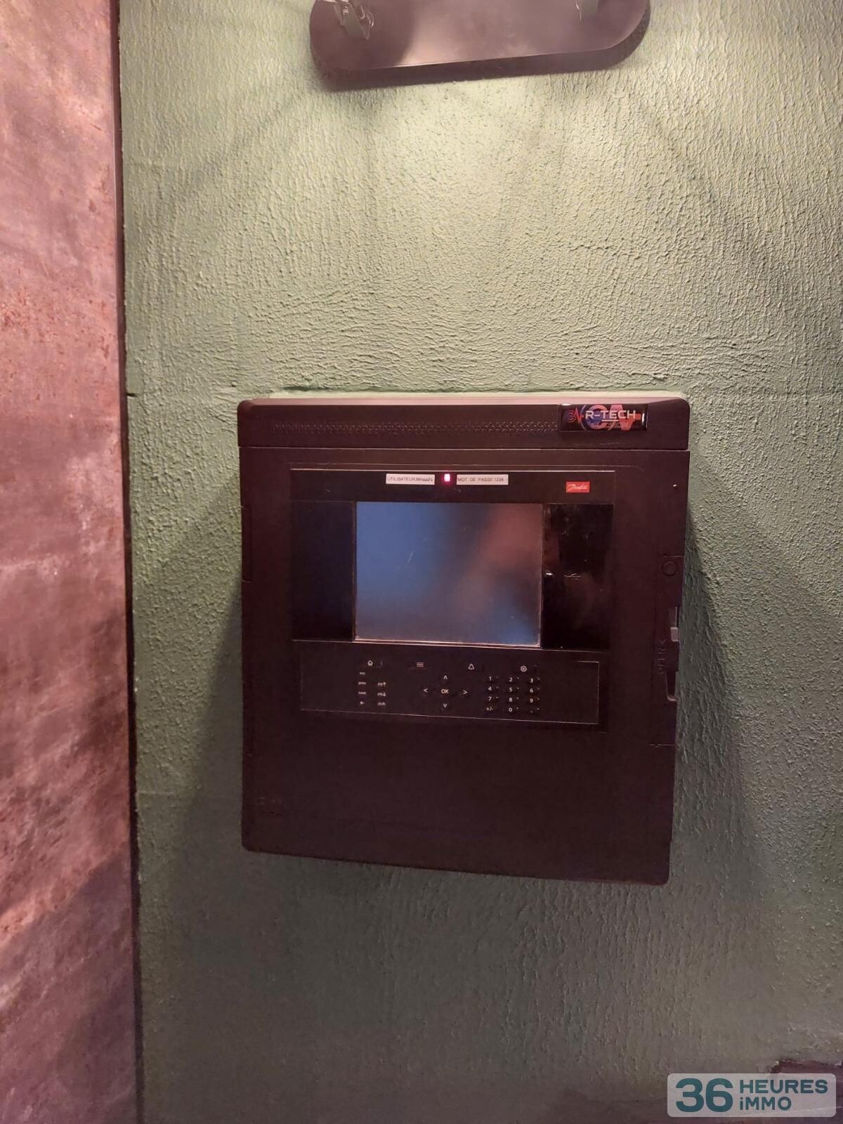 Local professionnel d'environ 410 m² (équipé en alimentaire-froid pour commerce de détail, produits spécialisés et service traiteur)