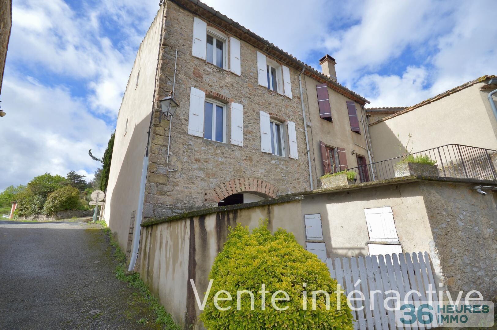 Maison de village avec garage et cour