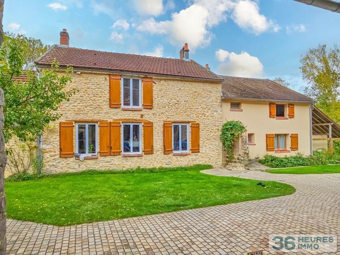 Grande propriété avec maison de caractère, piscine et dépendances sur 7800 m² de terrain à une heure de Paris.