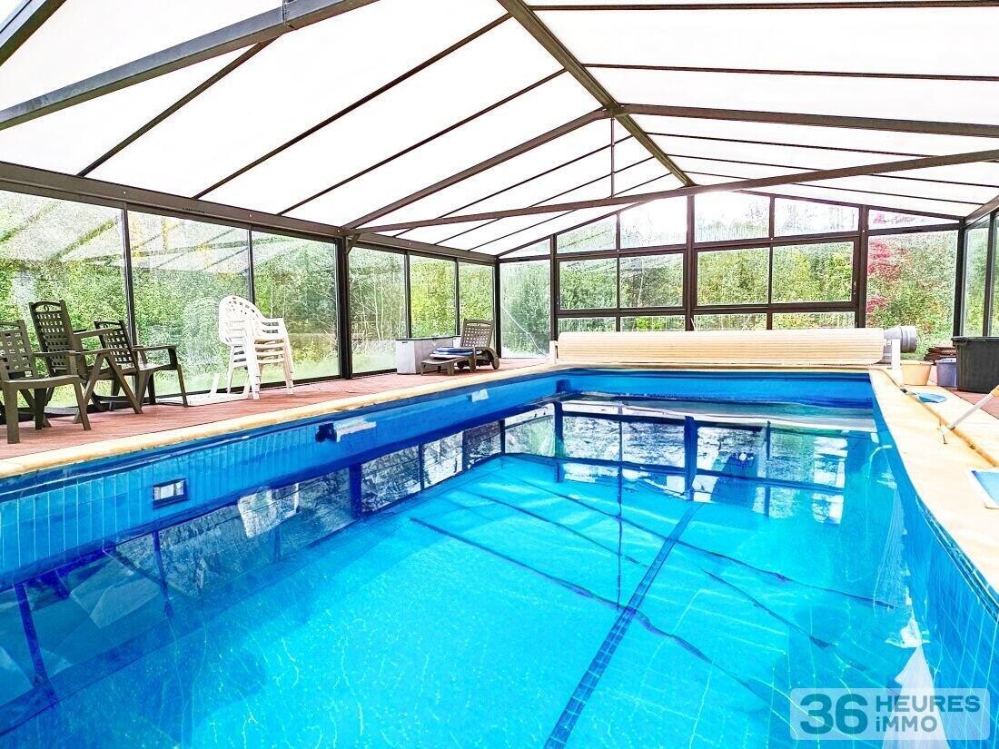 Grande propriété avec maison de caractère, piscine et dépendances sur 7800 m² de terrain à une heure de Paris.