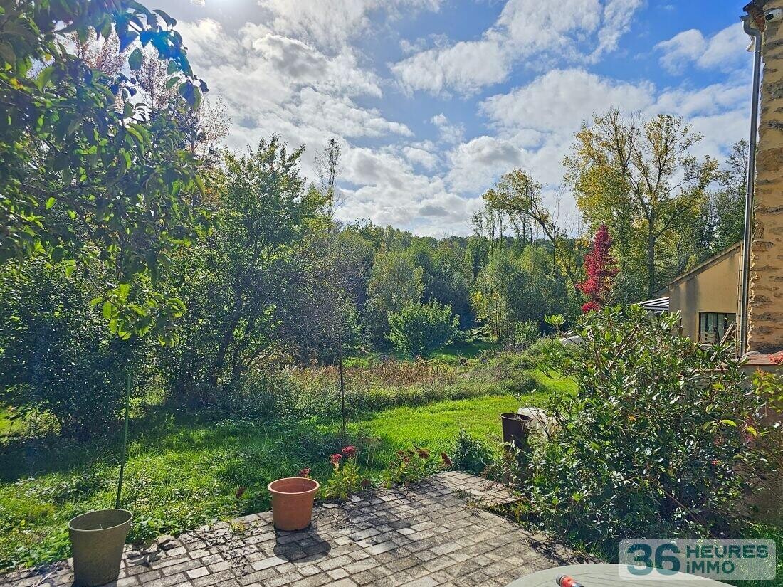 Grande propriété avec maison de caractère, piscine et dépendances sur 7800 m² de terrain à une heure de Paris.