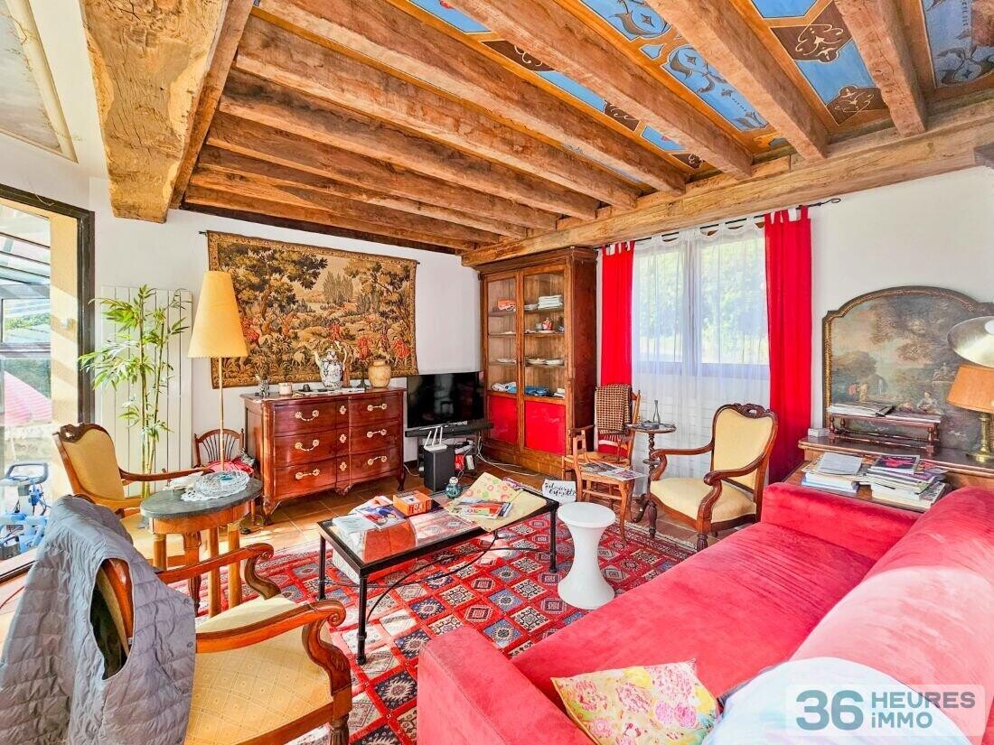 Grande propriété avec maison de caractère, piscine et dépendances sur 7800 m² de terrain à une heure de Paris.