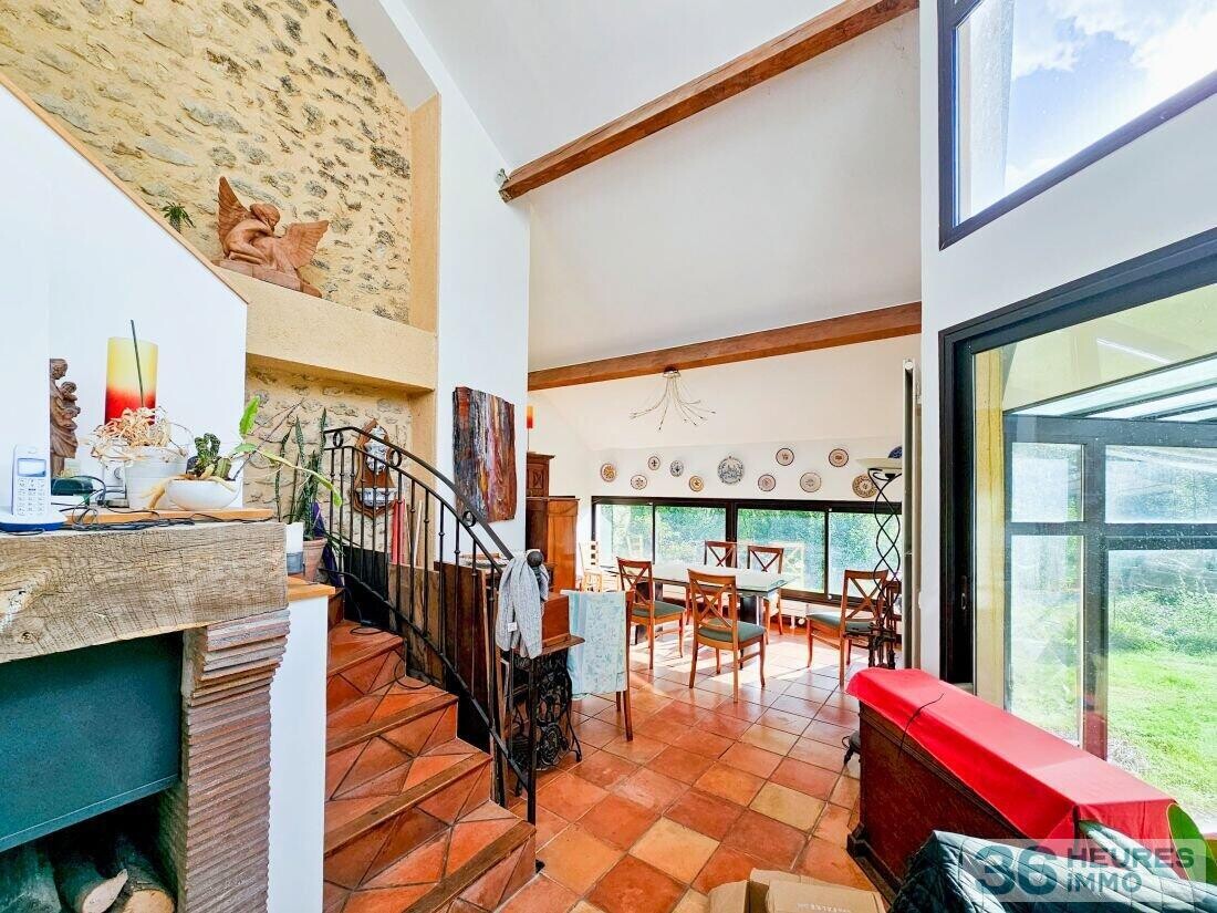 Grande propriété avec maison de caractère, piscine et dépendances sur 7800 m² de terrain à une heure de Paris.