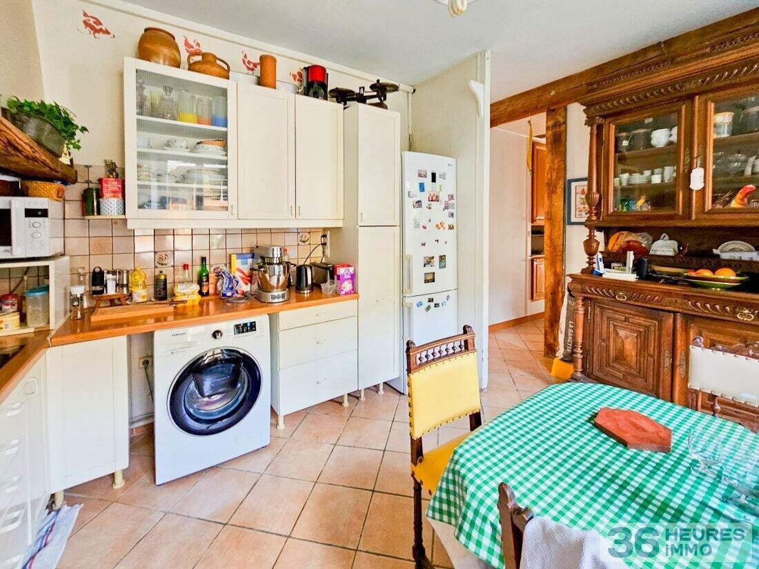 Grande propriété avec maison de caractère, piscine et dépendances sur 7800 m² de terrain à une heure de Paris.