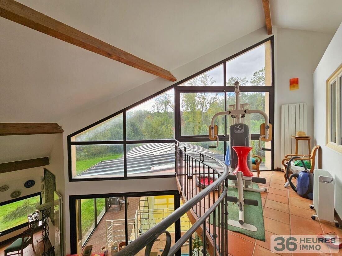 Grande propriété avec maison de caractère, piscine et dépendances sur 7800 m² de terrain à une heure de Paris.