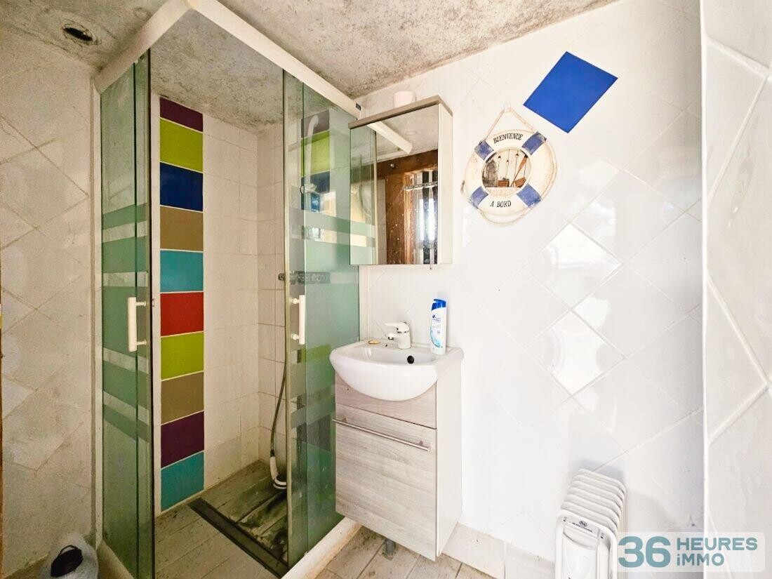 Grande propriété avec maison de caractère, piscine et dépendances sur 7800 m² de terrain à une heure de Paris.