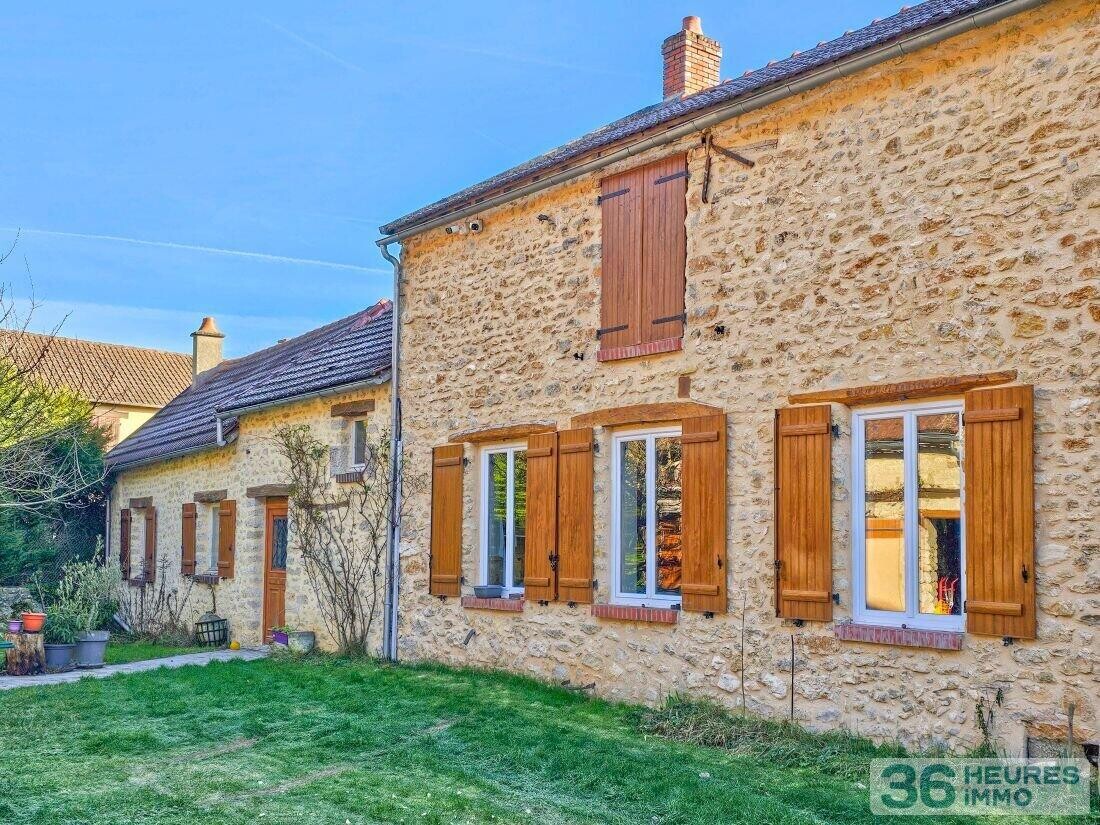 Grande propriété avec maison de caractère, piscine et dépendances sur 7800 m² de terrain à une heure de Paris.