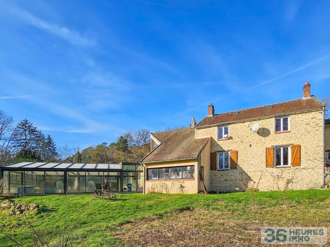 Grande propriété avec maison de caractère, piscine et dépendances sur 7800 m² de terrain à une heure de Paris.