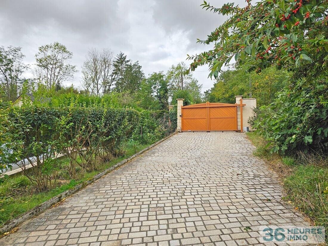 Grande propriété avec maison de caractère, piscine et dépendances sur 7800 m² de terrain à une heure de Paris.