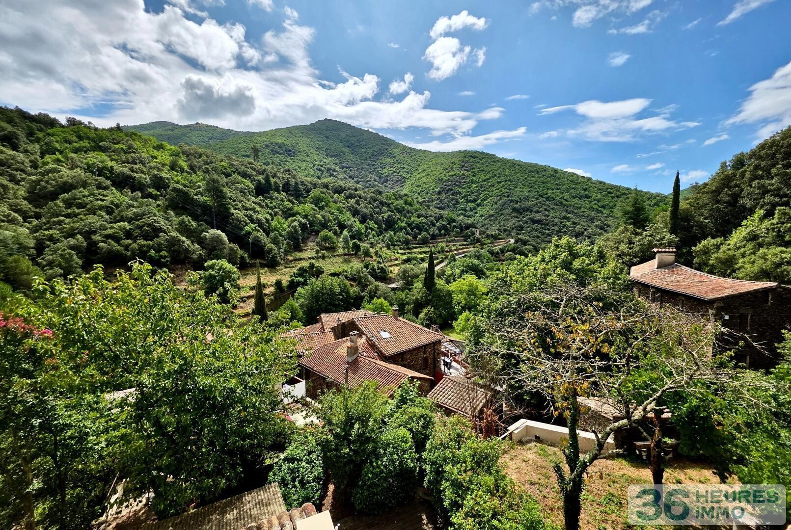 Très belle propriété (potentiel 200 m2 habitables) avec terrasse, espaces arborés, eau de source.. + garage+stationmts -