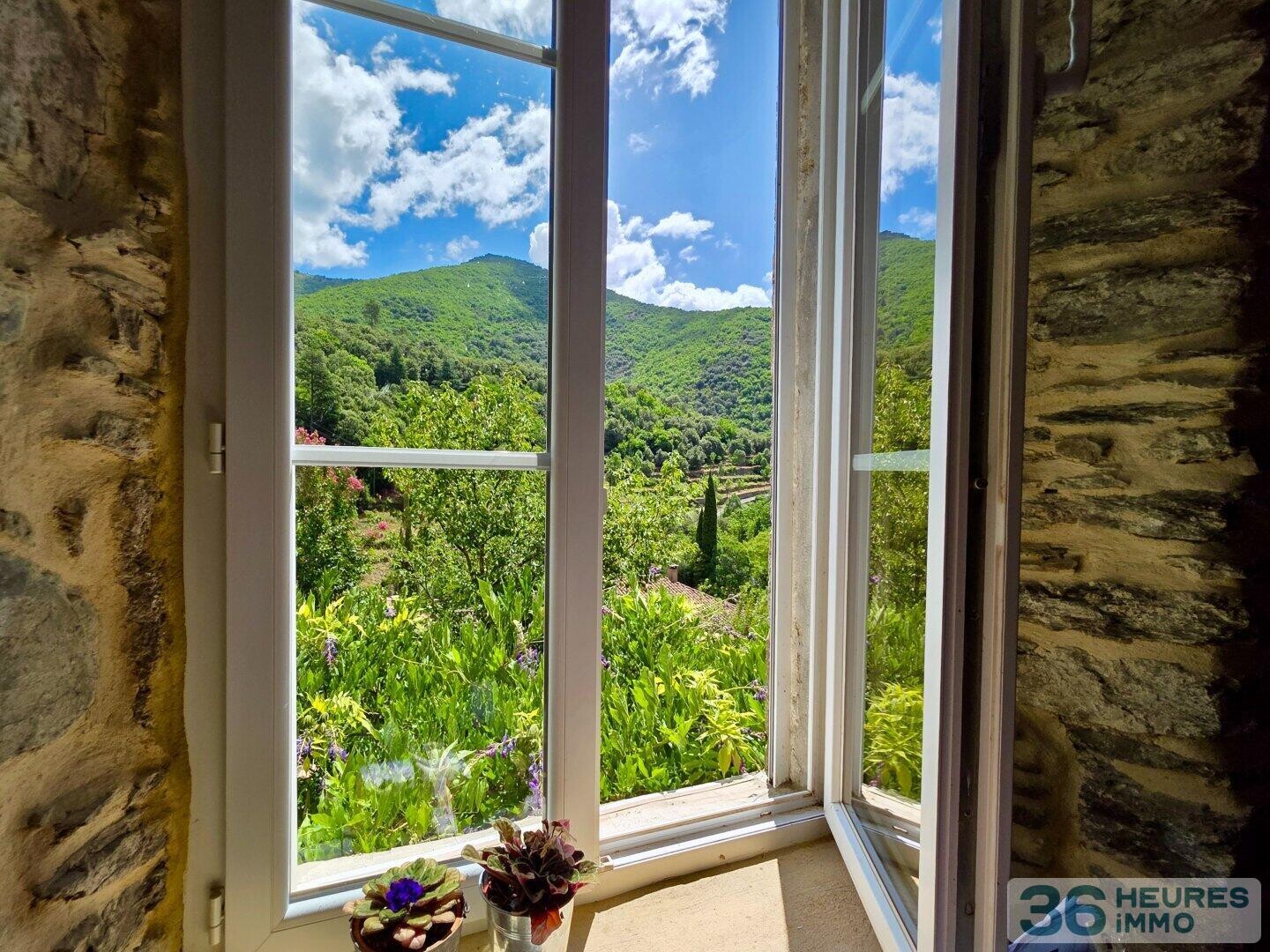 Très belle propriété (potentiel 200 m2 habitables) avec terrasse, espaces arborés, eau de source.. + garage+stationmts -