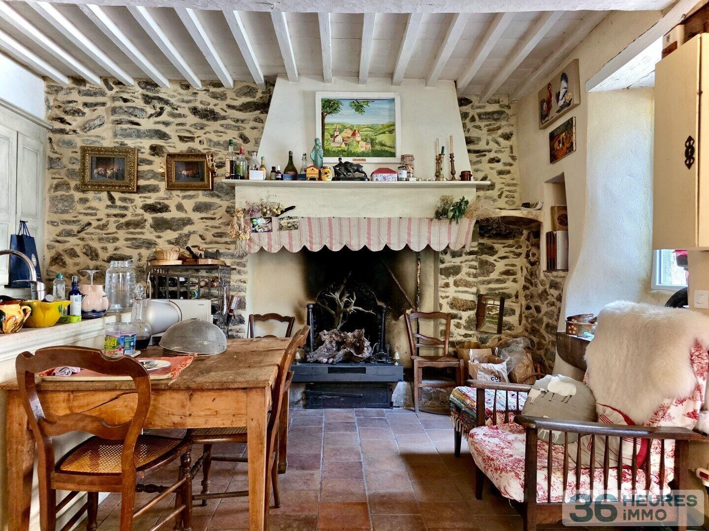 Très belle propriété (potentiel 200 m2 habitables) avec terrasse, espaces arborés, eau de source.. + garage+stationmts -