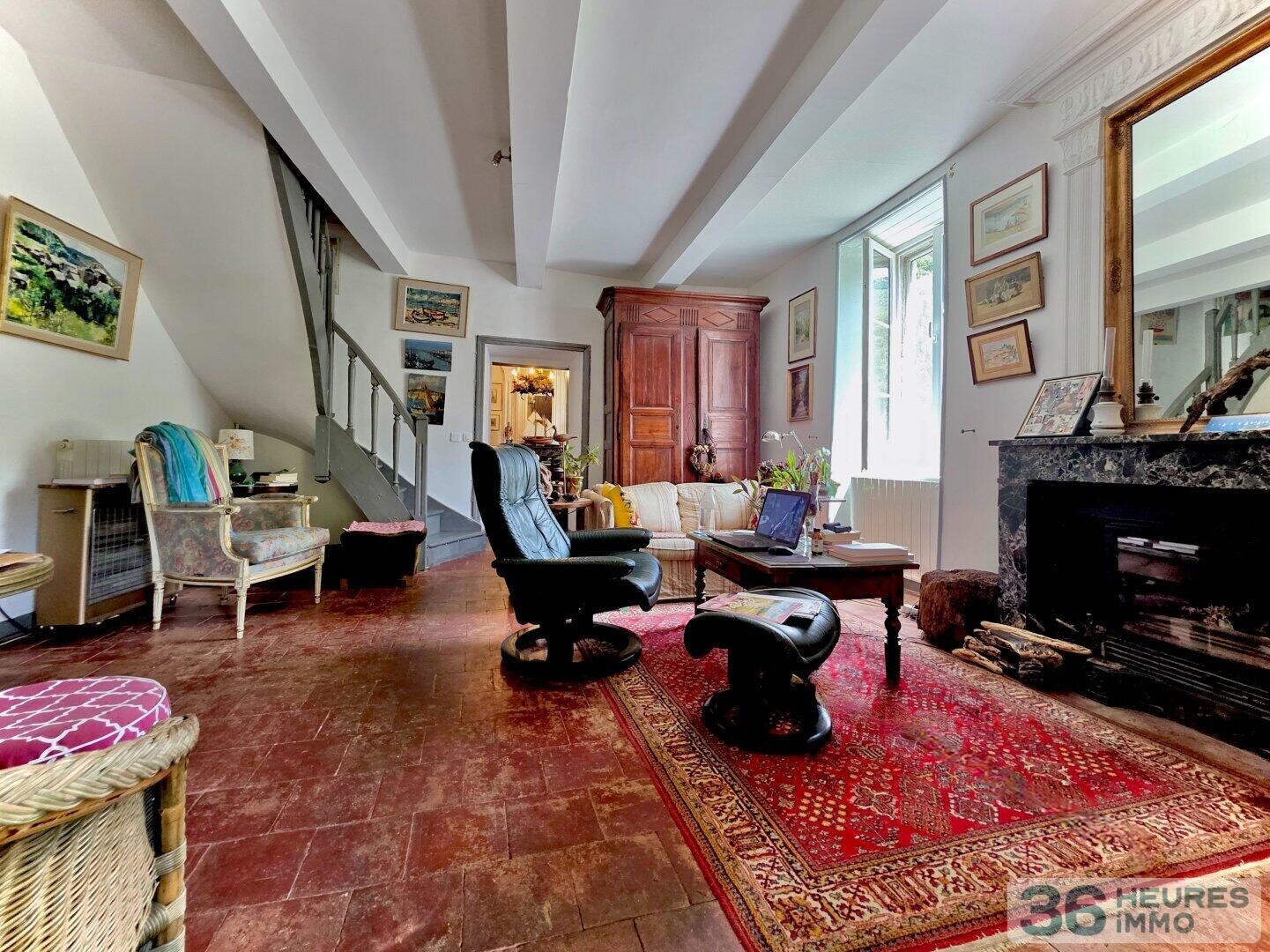 Très belle propriété (potentiel 200 m2 habitables) avec terrasse, espaces arborés, eau de source.. + garage+stationmts -