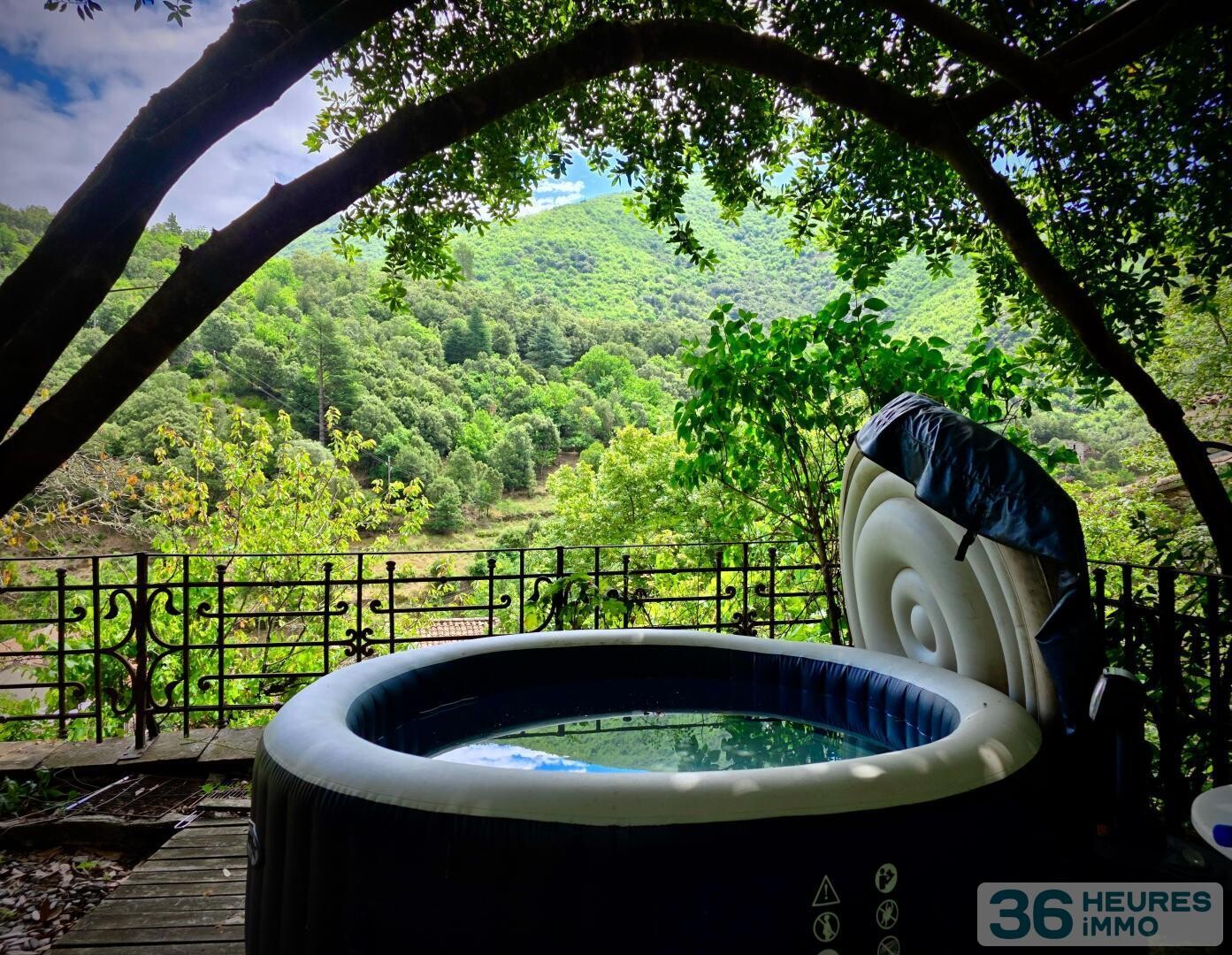 Très belle propriété (potentiel 200 m2 habitables) avec terrasse, espaces arborés, eau de source.. + garage+stationmts -