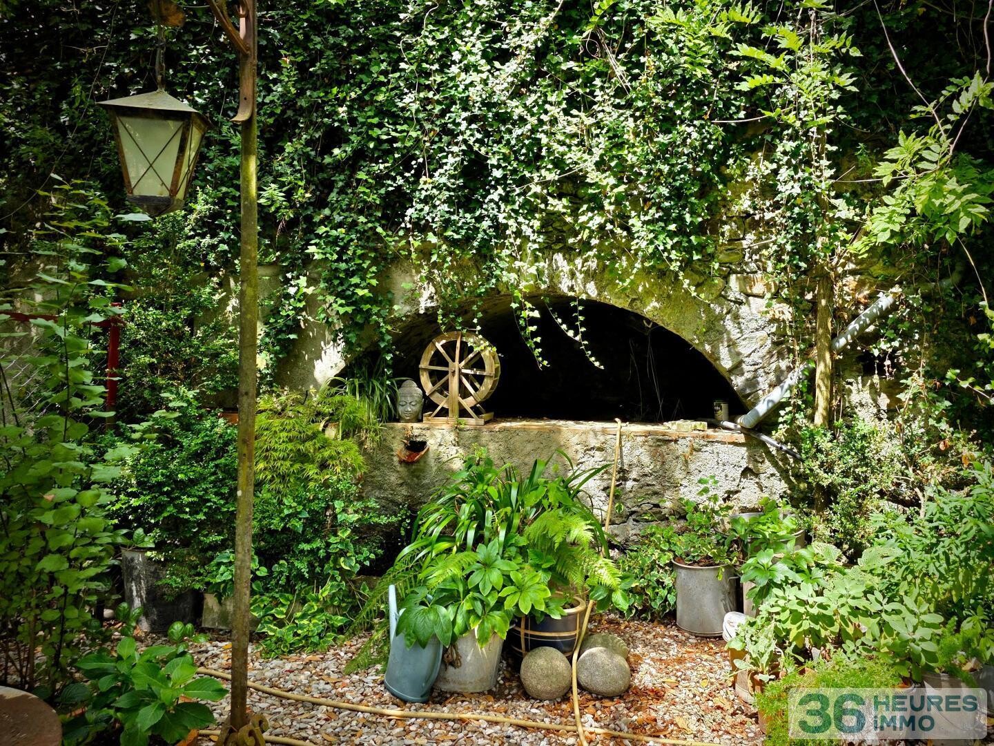 Très belle propriété (potentiel 200 m2 habitables) avec terrasse, espaces arborés, eau de source.. + garage+stationmts -