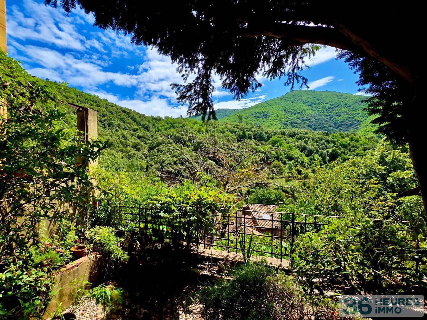 Très belle propriété (potentiel 200 m2 habitables) avec terrasse, espaces arborés, eau de source.. + garage+stationmts -