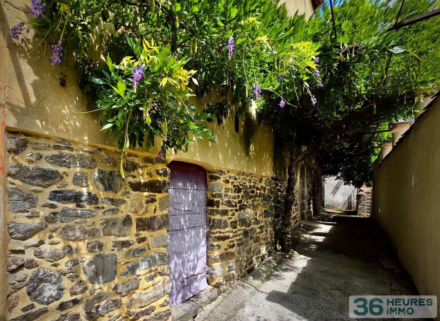 Très belle propriété (potentiel 200 m2 habitables) avec terrasse, espaces arborés, eau de source.. + garage+stationmts -