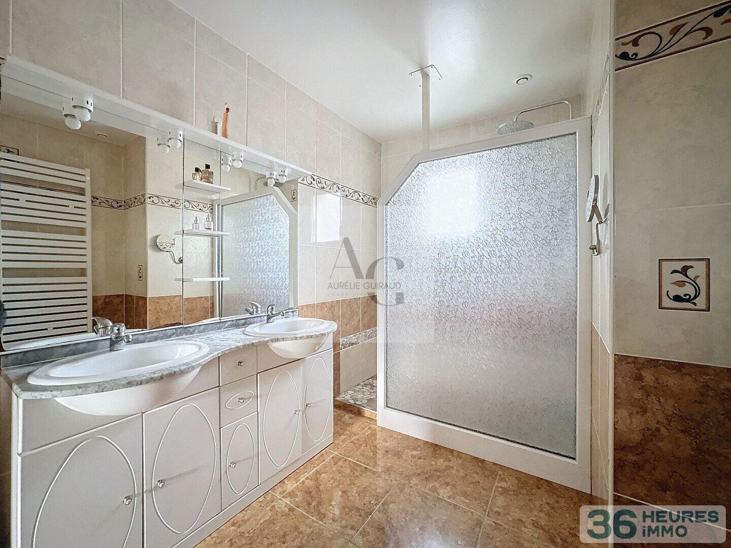 MAISON individuelle T4 de PLAIN-PIED avec JARDIN, GARAGE et DÉPENDANCE en excellent état.