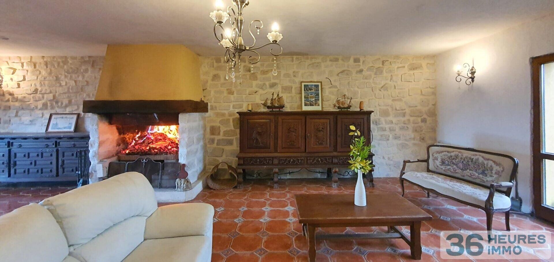 Maison - 11 pièces - 220m2 - 2,4 Ha