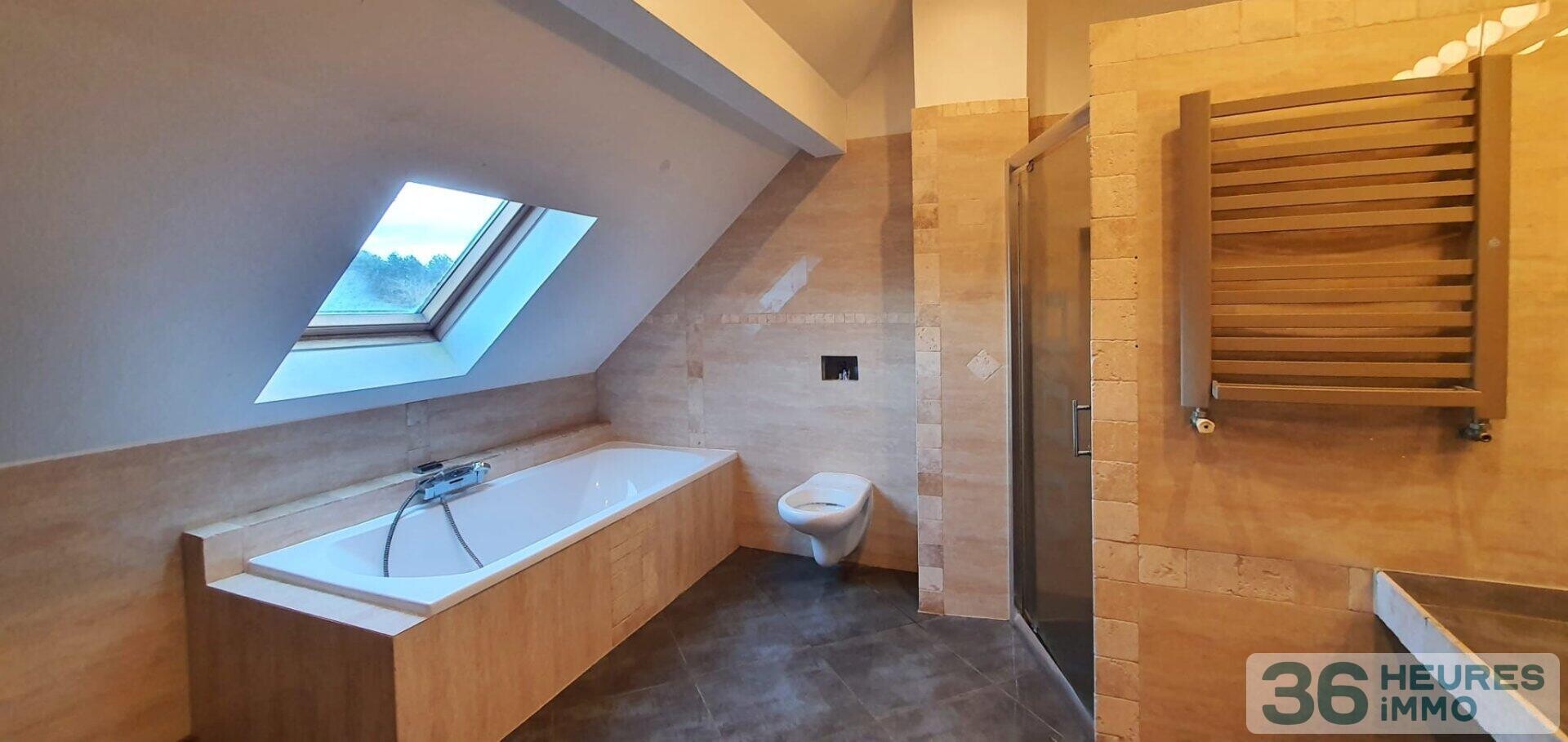 Maison - 11 pièces - 220m2 - 2,4 Ha