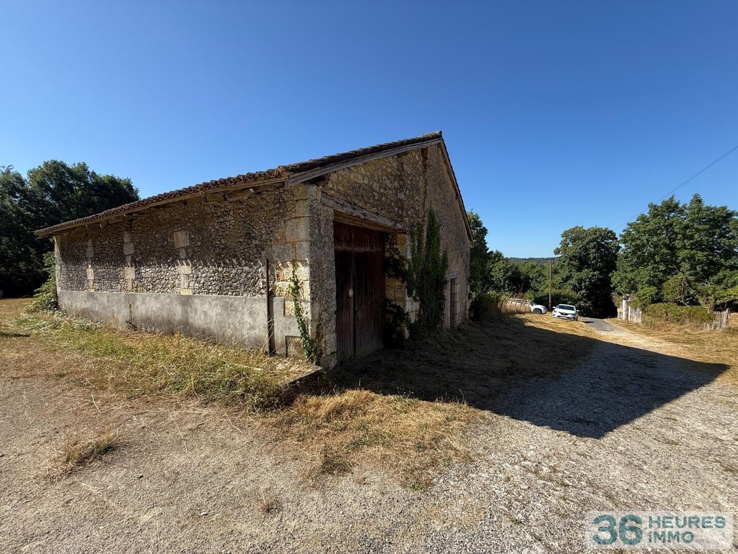 GRANGE EN PIERRES AVEC TERRAIN