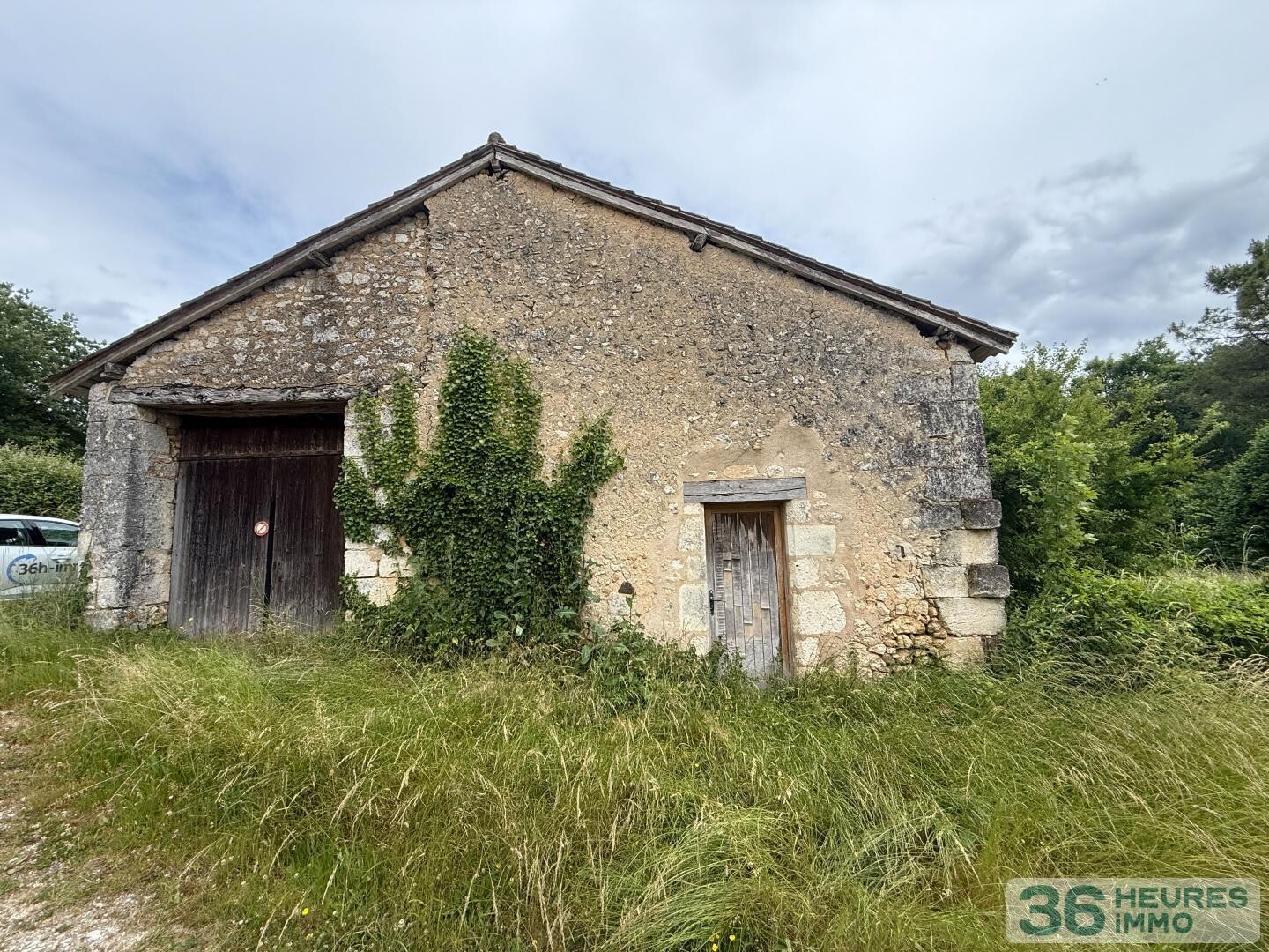 GRANGE EN PIERRES AVEC TERRAIN